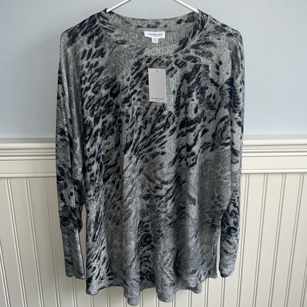 WESTBOUND OMBRÉ ANIMAL CREW NECK LONG SLEEVE BUTTON CUFF TOP